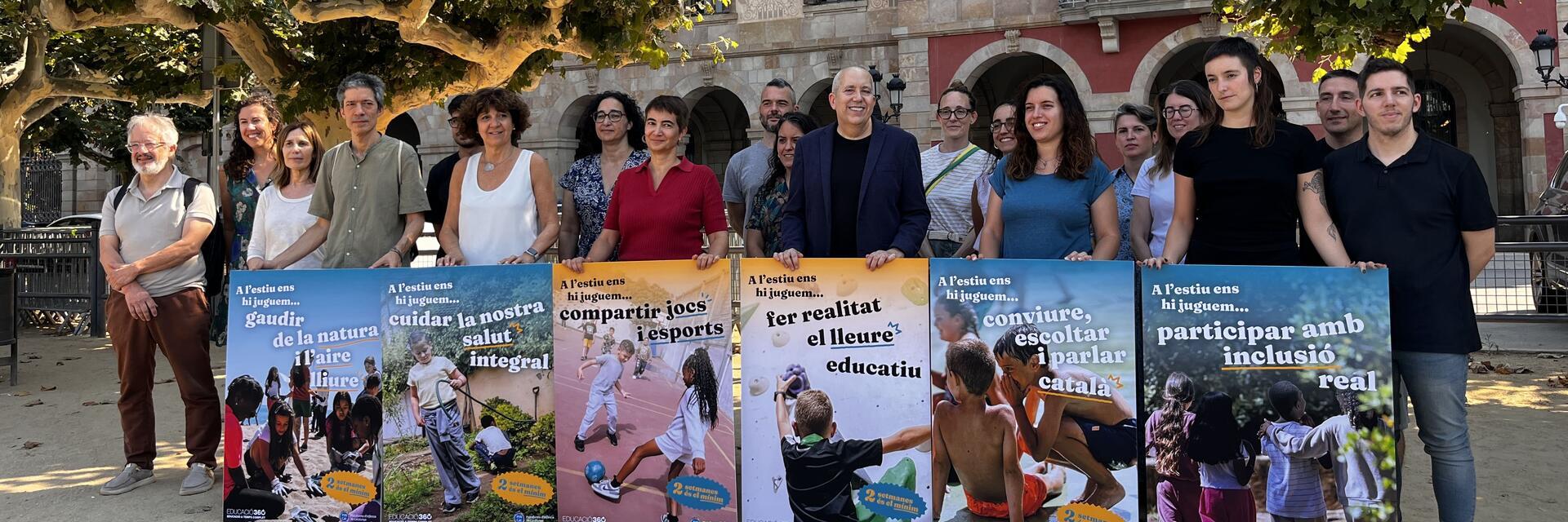 Una representació de les entitats impulsores del manifest 'A l'estiu ens hi juguem molt', davant del Parlament de Catalunya