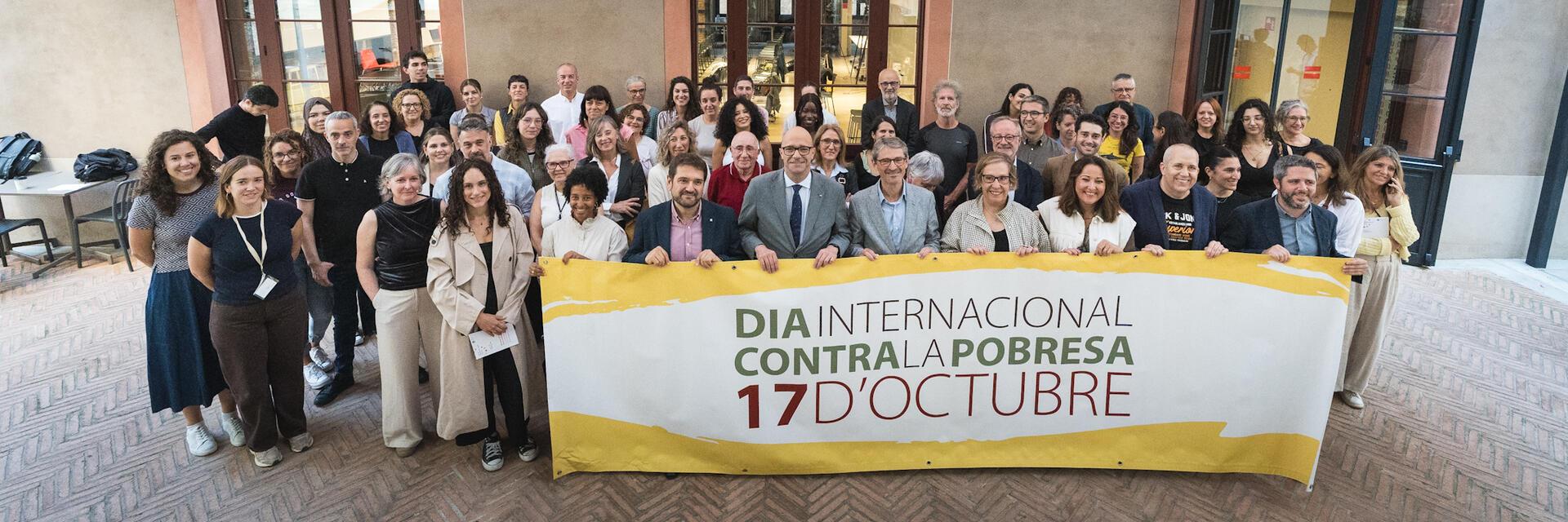 Imatge grupal del Dia Internacional Contra la Pobresa en motiu del Debat Catalunya Social 2026