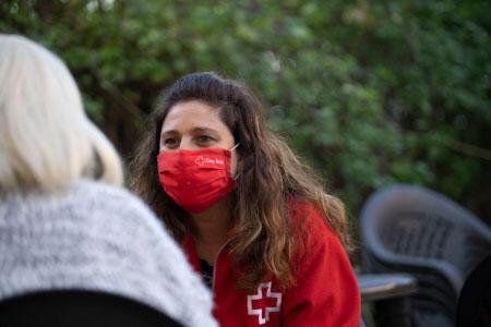 Persona de Creu Roja oferint suport a una persona en situació vulnerable