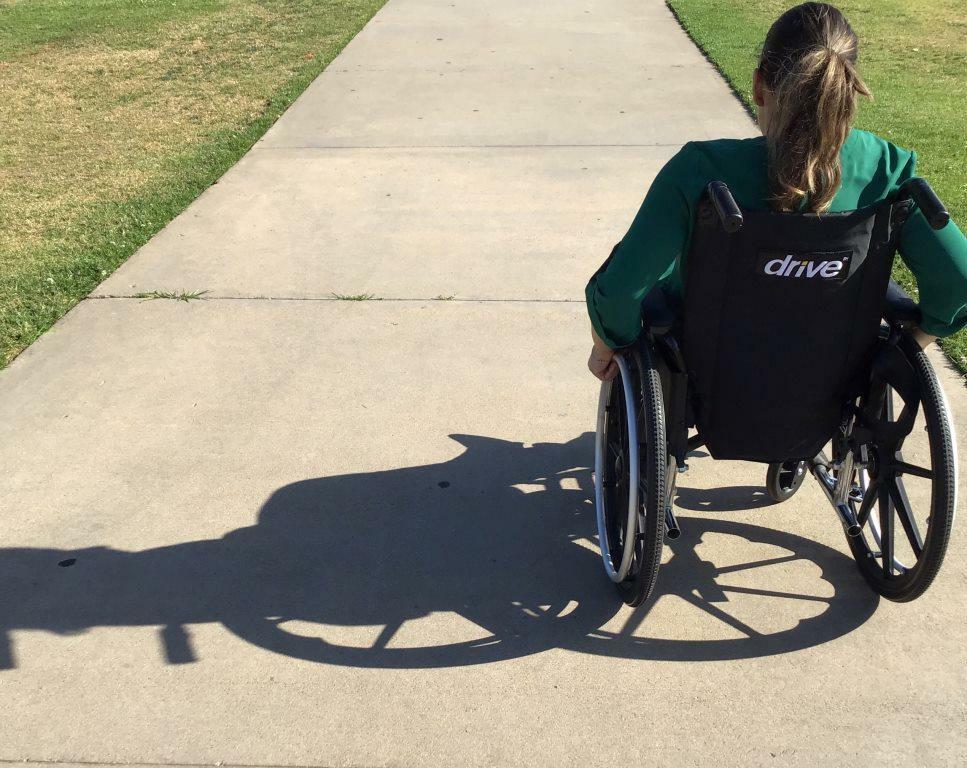 Dona en cadira de rodes al carrer