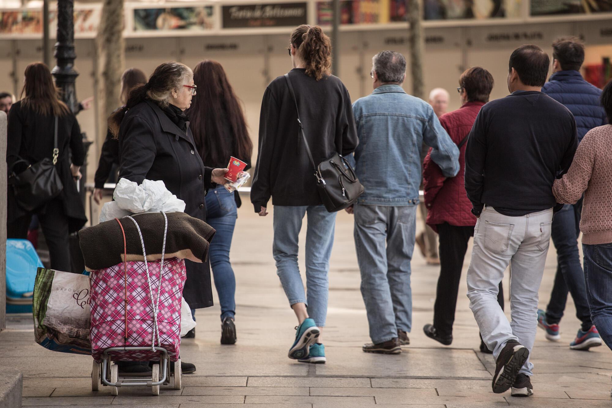 Imatge d'una donar sense llar al carrer