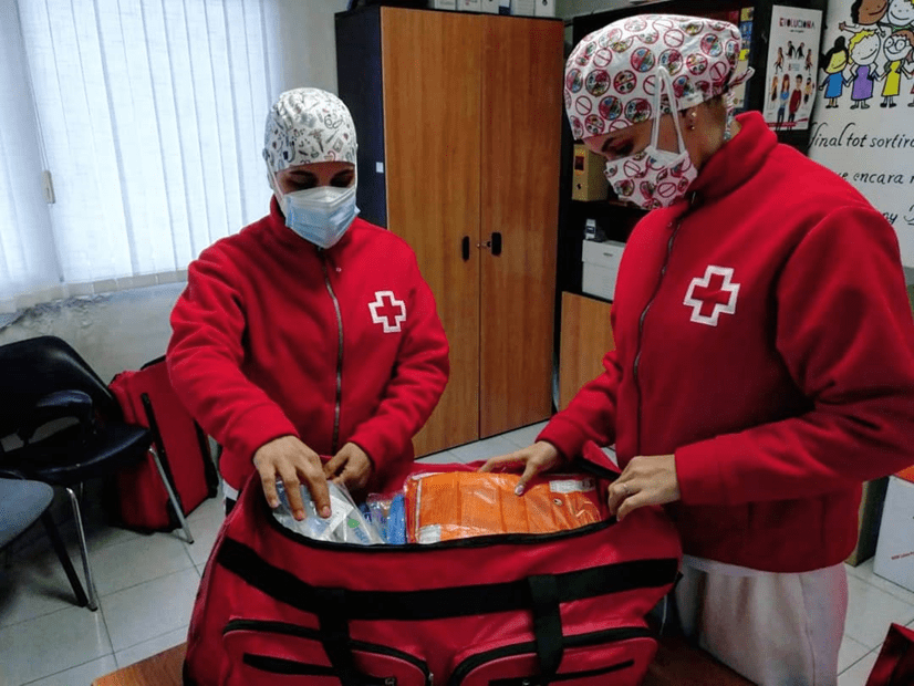 Imatge treballadores de Creu Roja preparant kit sanitari