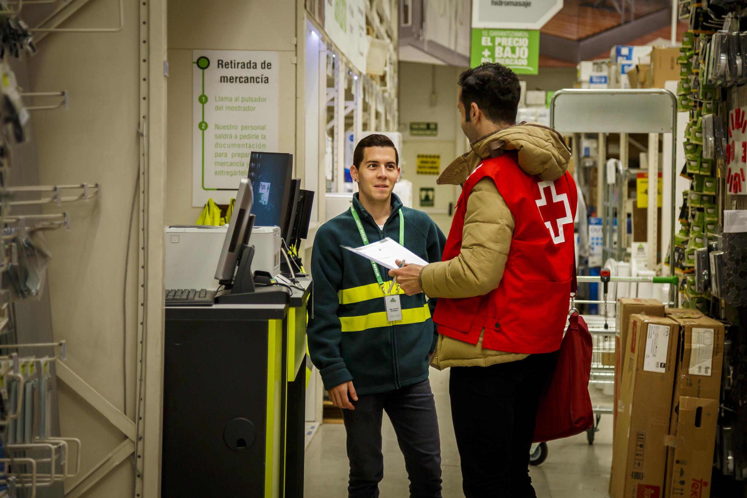 Imatge professional Creu Roja i persona jove en una formació laboral