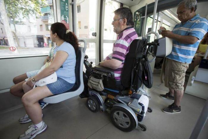 Home amb una discapacitat física en un autobús