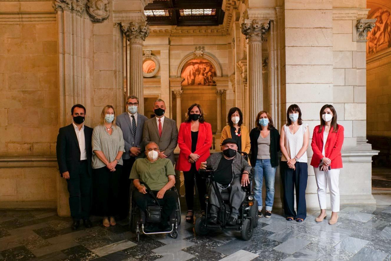 Imatge representants ECOM amb alcaldessa de Barcelona per la medalla d'Or al Mèrit Cívic