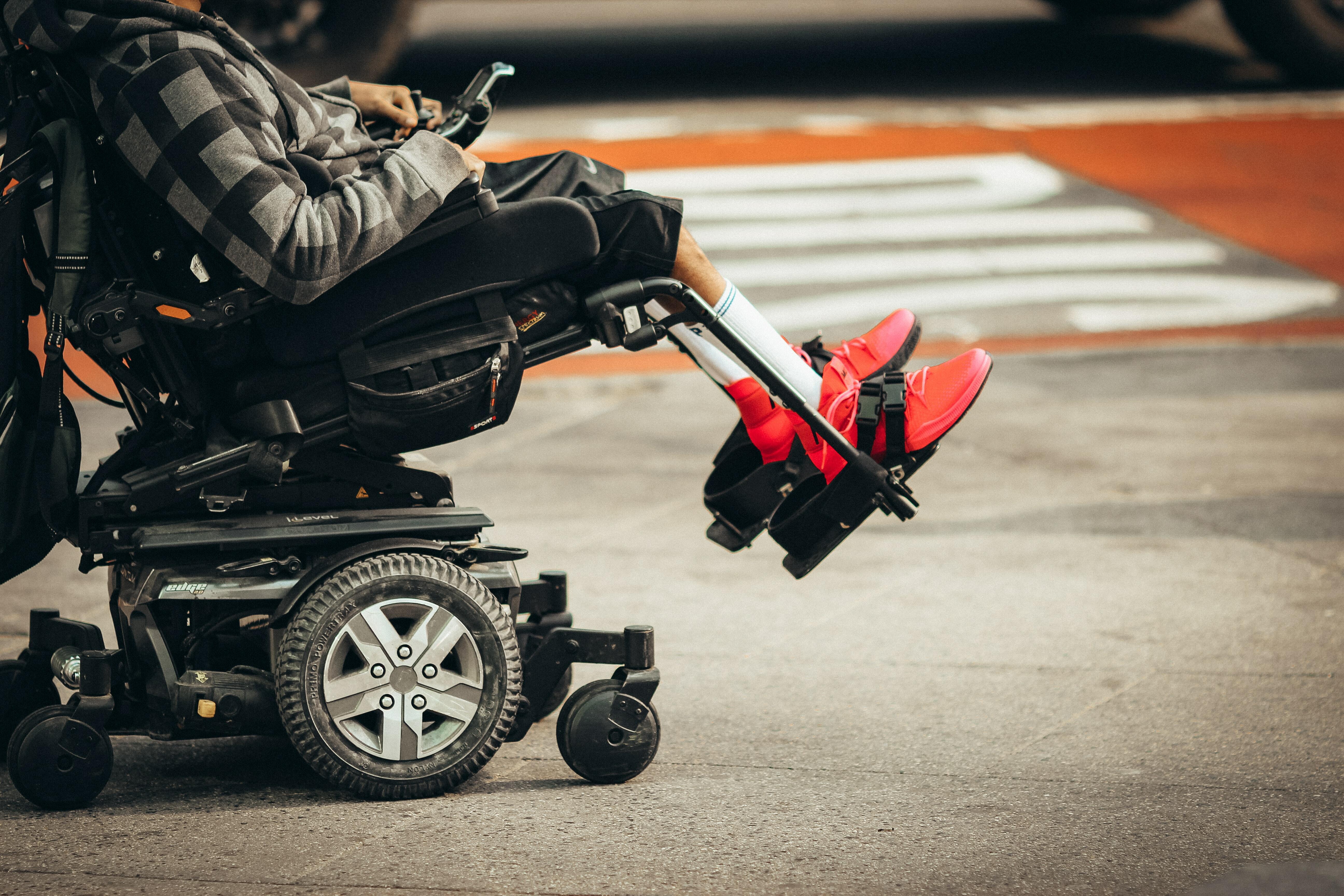 Persona amb discapacitat física en cadira de rodes al carrer