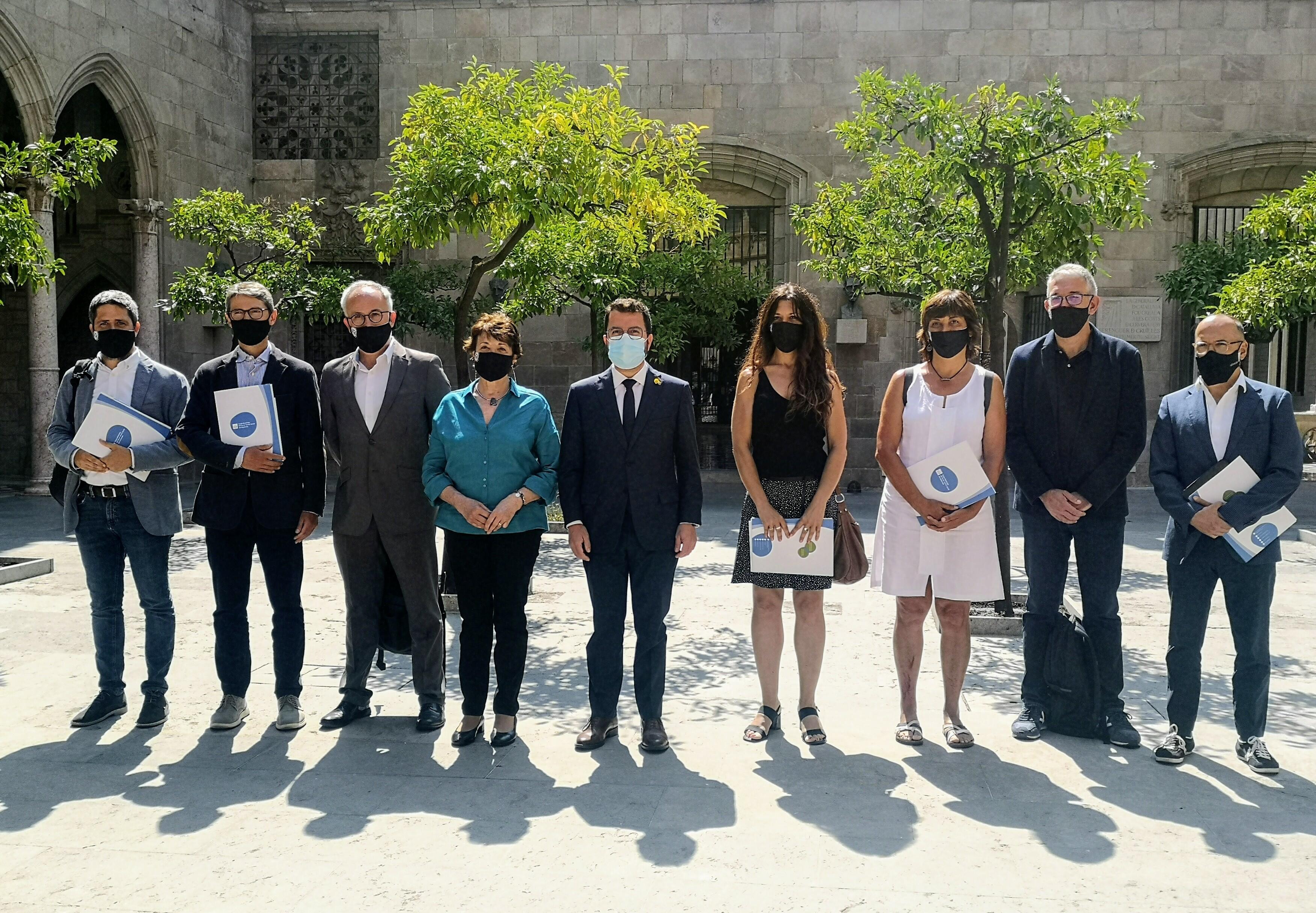 Fotografia dels membres de la junta directiva de la Taula del Tercer Sector amb el president de la Generalitat Pere Aragonès