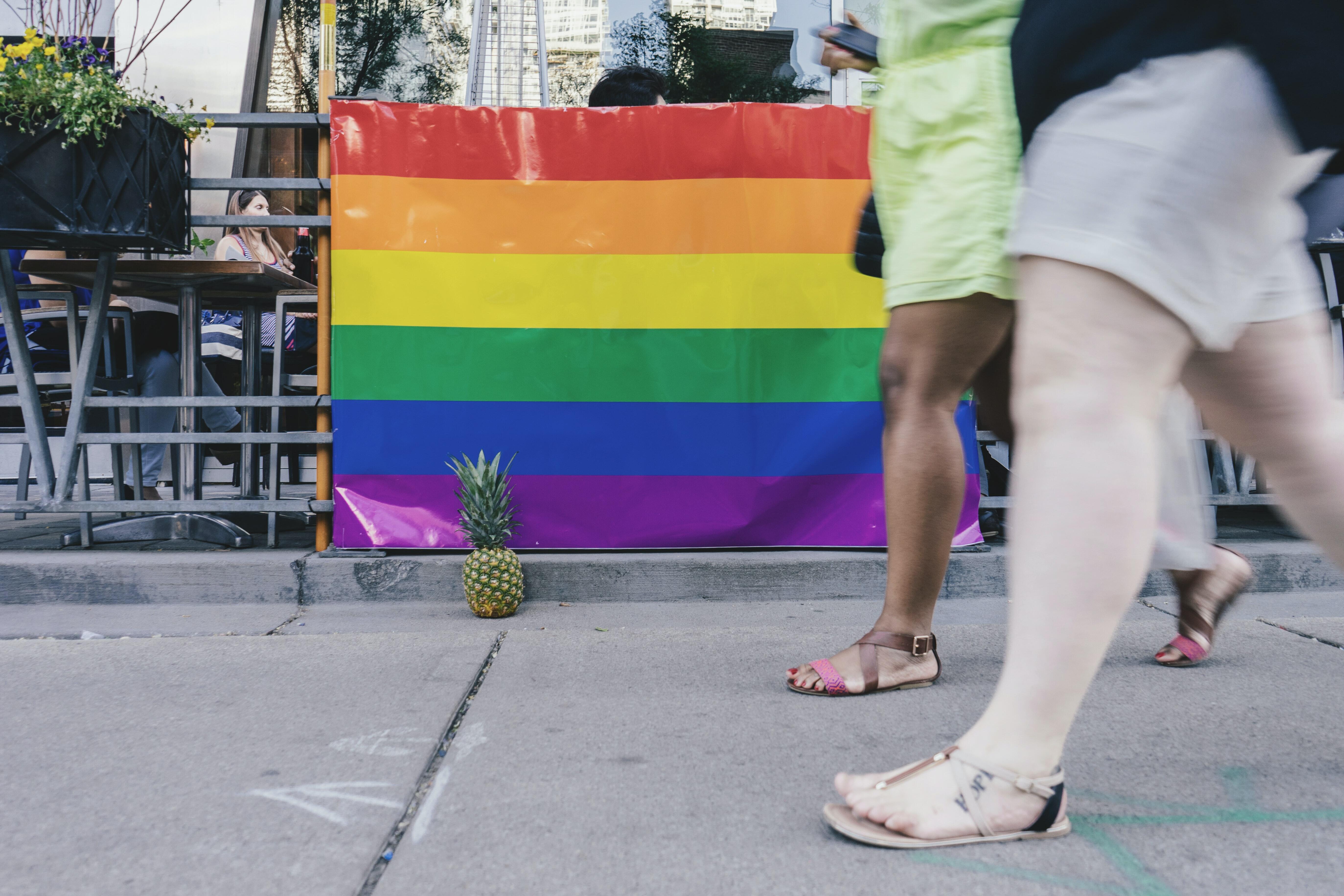 Imatge bandera LGBTIQ+ penjada al carrer