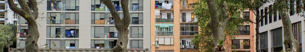 Imatge tanca d'obres amb edificis al darrere