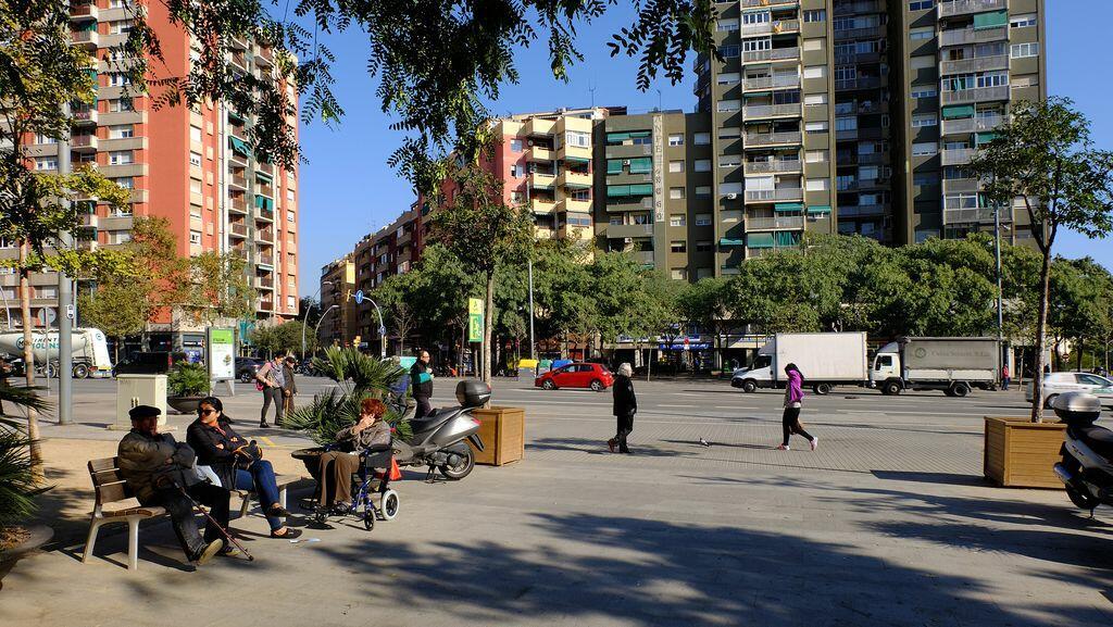 Imatge de l'avinguda meridiana amb ciutadans i ciutadanes