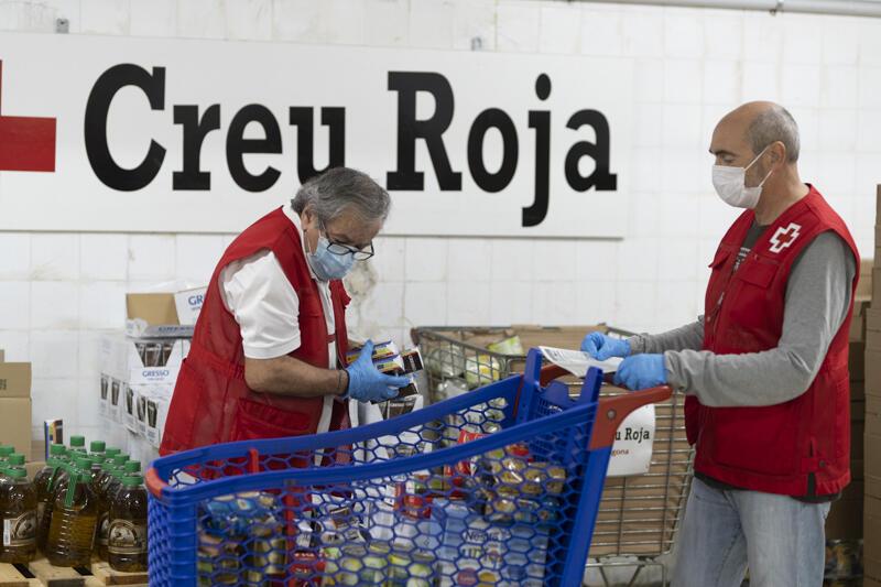 Imatge voluntaris Creu Roja Catalunya preparant cistella amb aliments