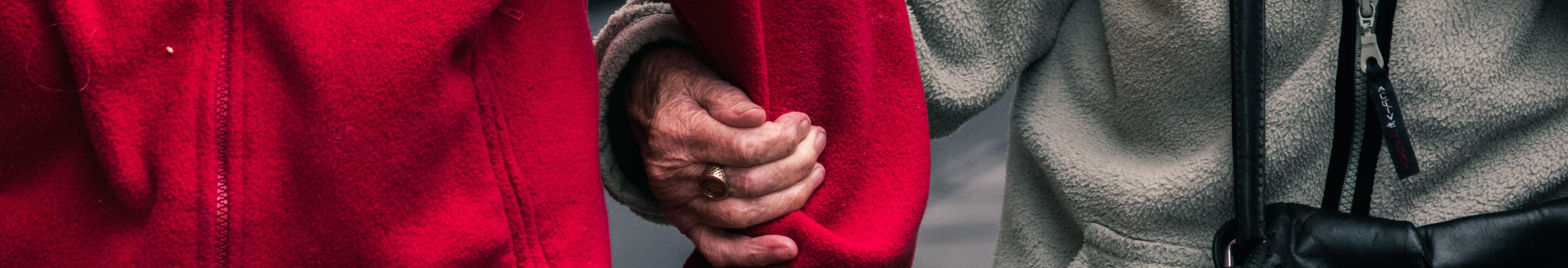 Imatge dues persones grans agafades del braç al carrer