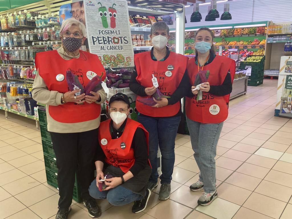 Imatge grup de persones voluntàries de la campanya de la FECEC 'Posem pebrots al càncer'