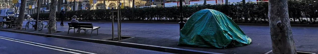 Imatge d'una tenda de campanya en un carrer de Barcelona, utilitzada per dormir