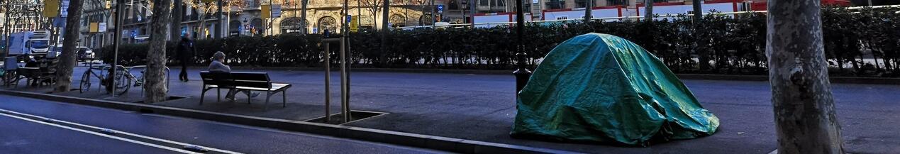 Imatge d'una tenda de campanya en un carrer de Barcelona, utilitzada per dormir