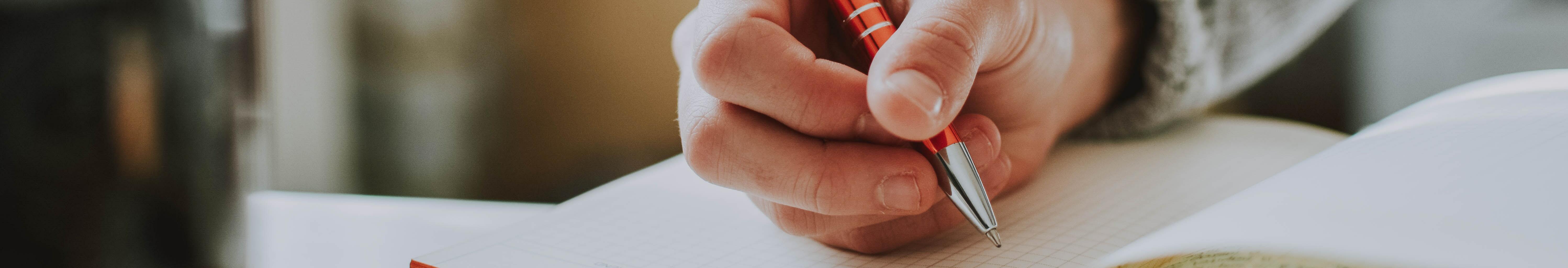 Una persona escriu en una llibreta