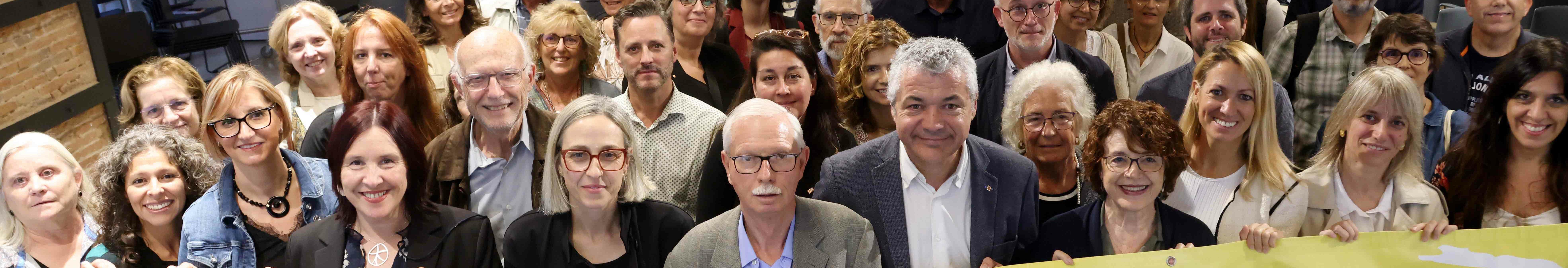 Fotografia autoritats i persones assistents acte Dia de la Pobresa de la Taula sobre el dret a l'alimentació