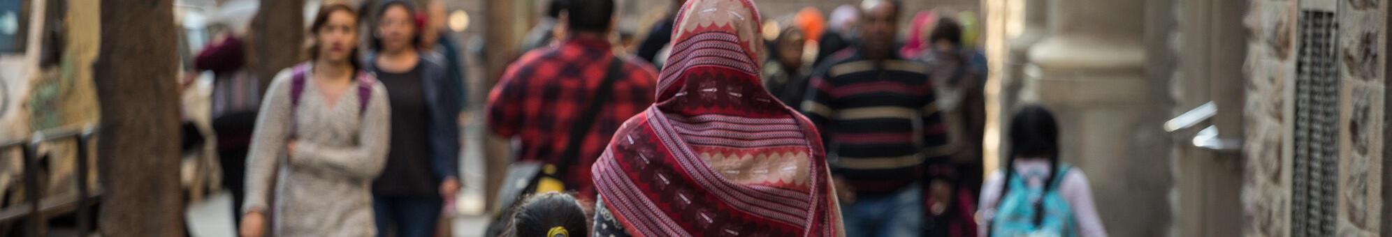 Imatge d'una família d'origen migrat al carrer