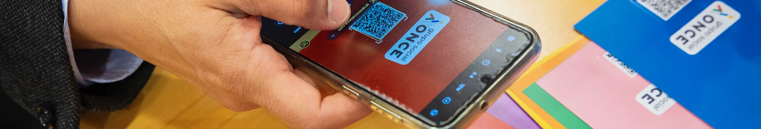 Imatge persona escanejant un QR amb el mòbil 