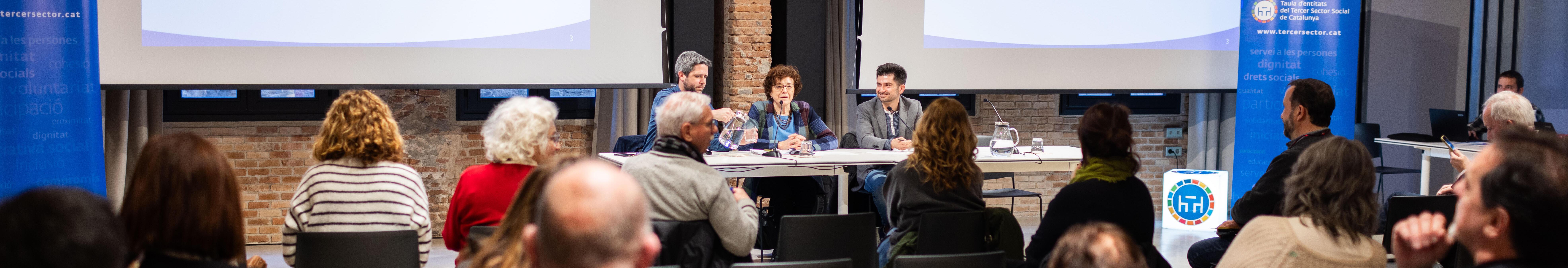 Imatge d'una assemblea de la Taula al Hub Social