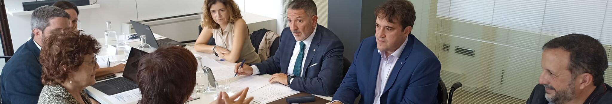 Imatge de la reunió entre el conseller Miquel Sàmper i una representació de la Junta Directiva de la Taula del Tercer Sector Social