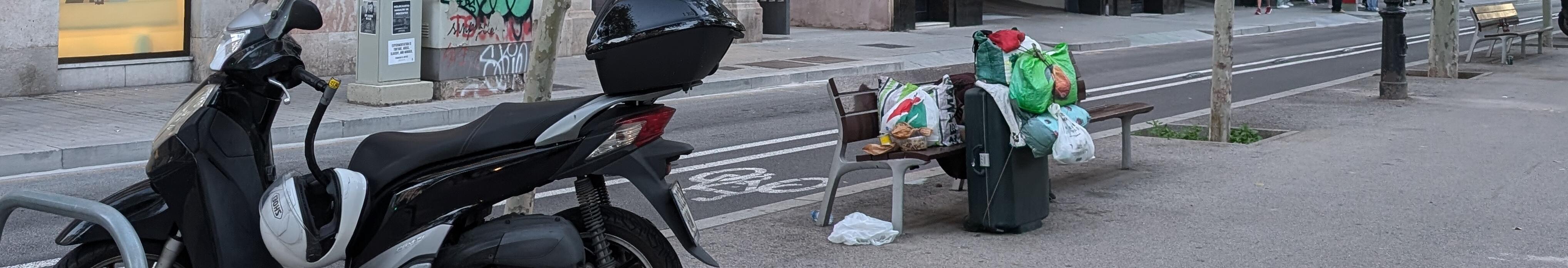 Imatge de pertinences d'una persona sense llar a un carrer de Barcelona