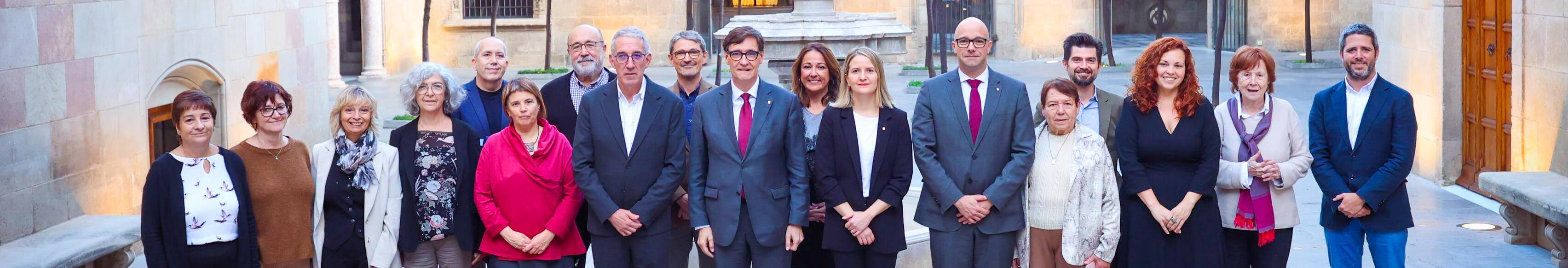 Imatge de la junta directiva de la Taula amb el president del la Generalitat Salvador Illa