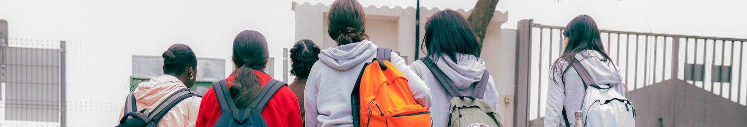 Imatge d'un grup d'infants que correspon a una de les imatges de la publicació 'L'educació venç la pobresa'