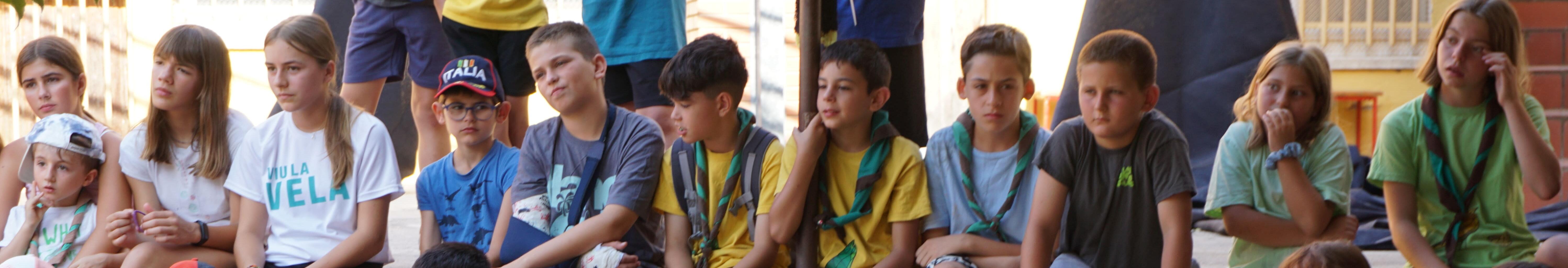 Grup d'infants a la sortida de les colònies de la Pere Tarrés