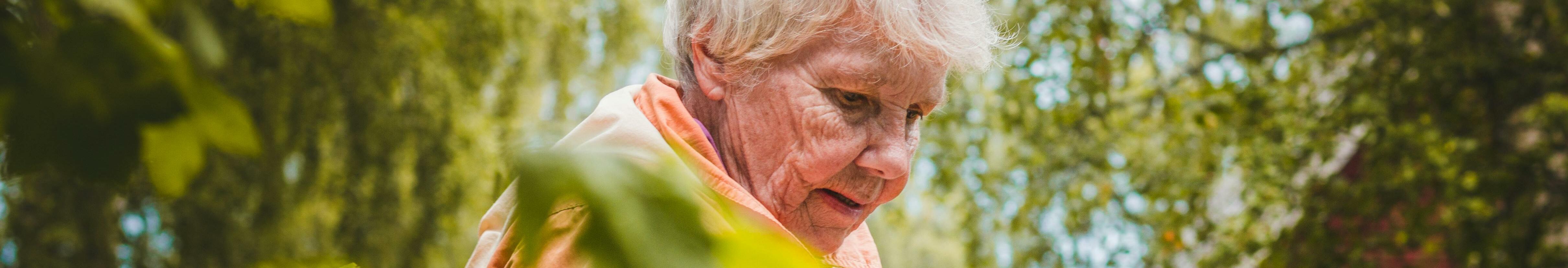 Persona gran en un jardí