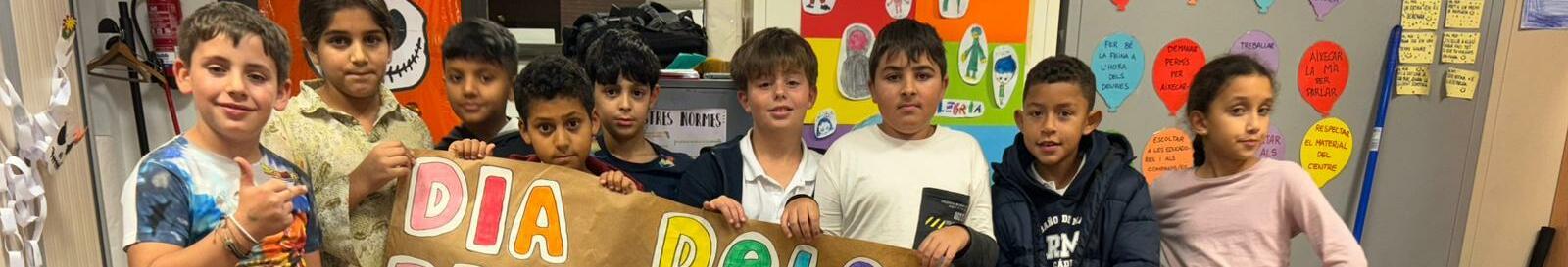 Imatge grup d'infants sostenint un mural que han treballat sobre el Dia dels Drets de la Infància