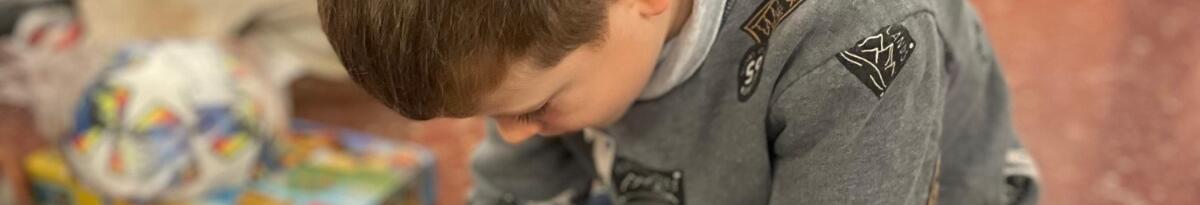 Un nen jugant amb les joguines de Nadal.