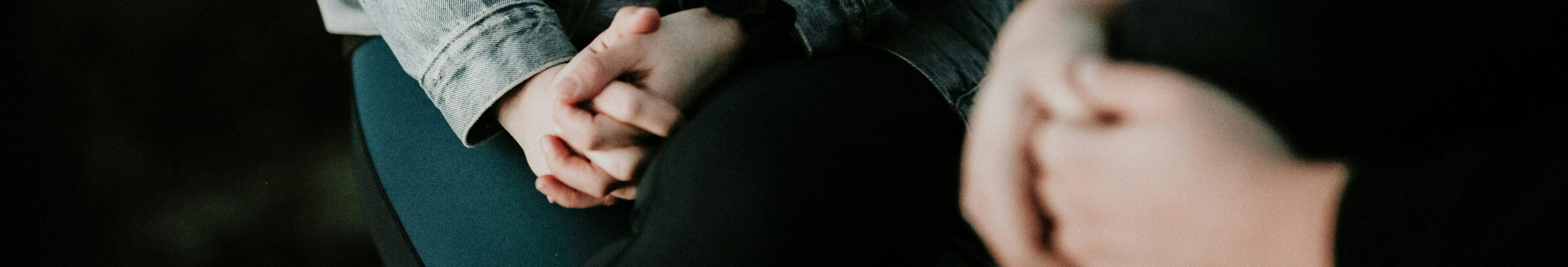 Imatge de dos joves parlant