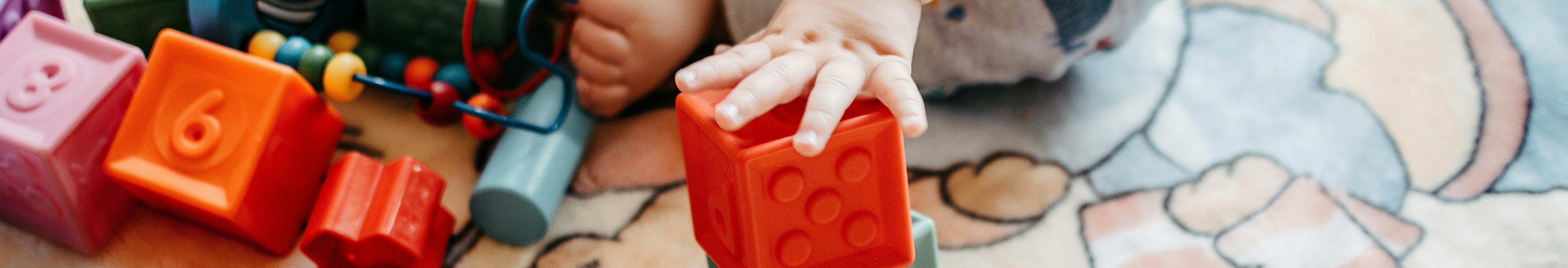 Imatge d'infant jugant.