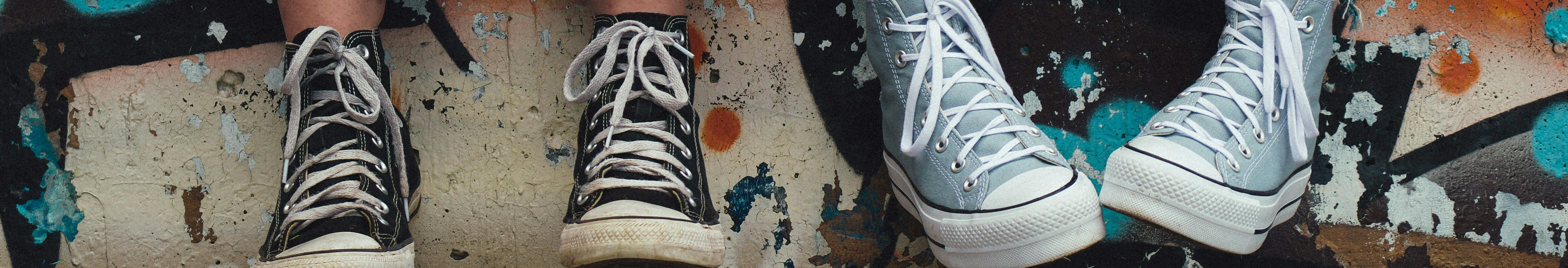 Imatge de les cames i sabates de dos adolescents