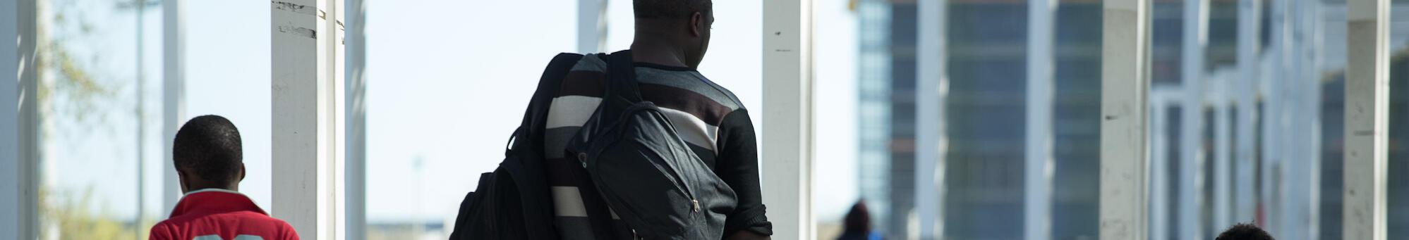 Imatge d'infants i una persona adulta d'origen migrat