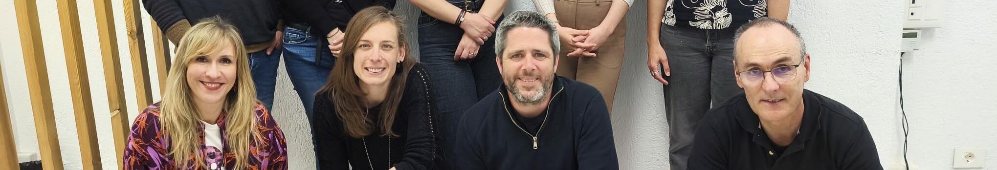 Fotografia grupal entre representants de Sareen Sarea i la Taula.