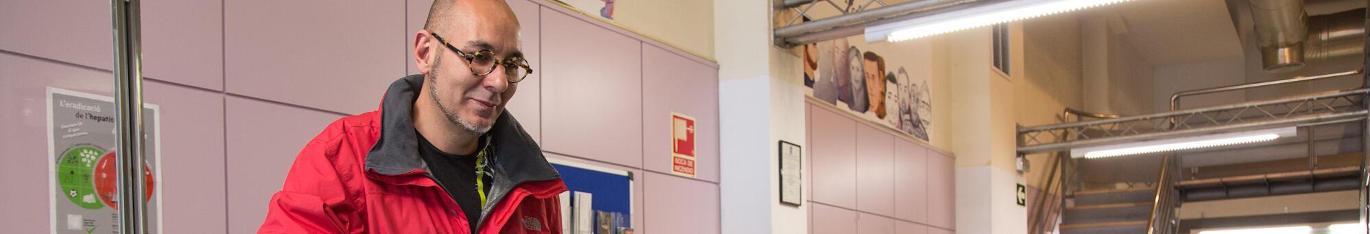 Imatge d'una persona que rep acompanyament d'una professional d'una entitat social