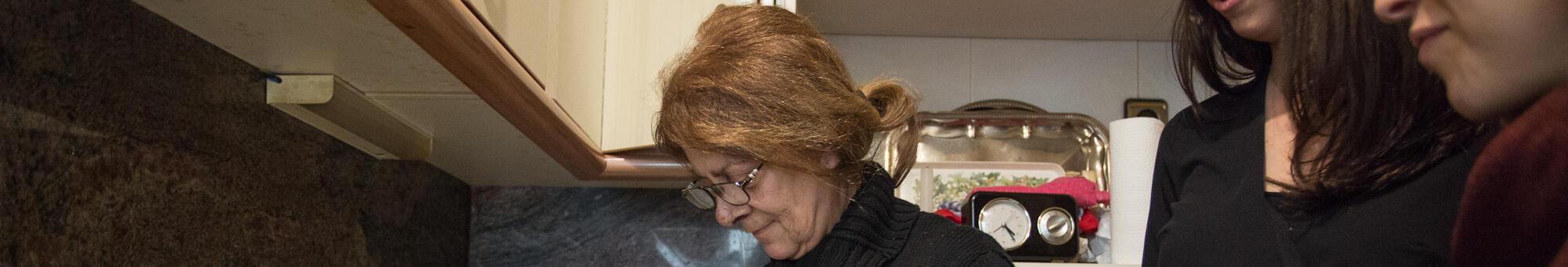 Imatge de dues professionals donant suport al domicili d'una dona