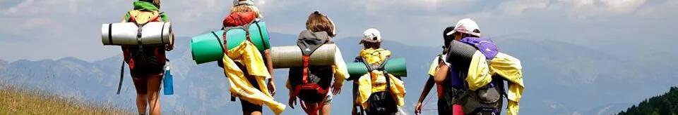 Imatge de joves i infants d'acampada a la muntanya.
