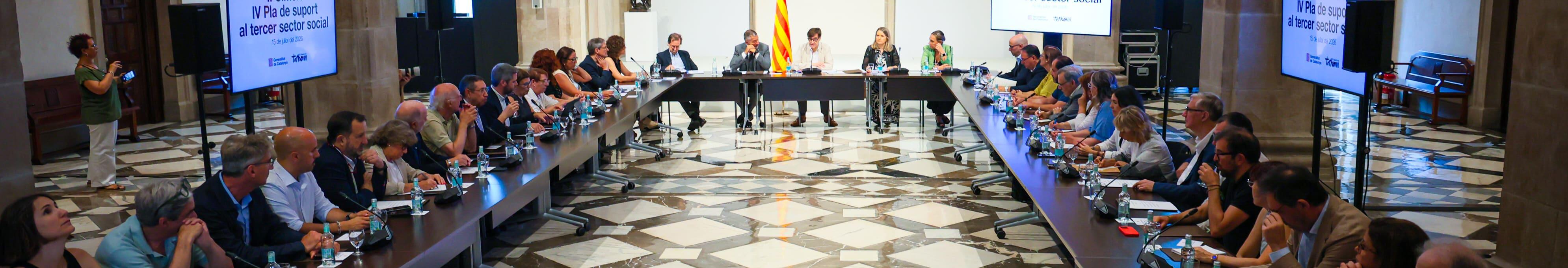 Imatge representants entitats socials i Govern a la sala Sant Jordi del Palau de la Generalitat