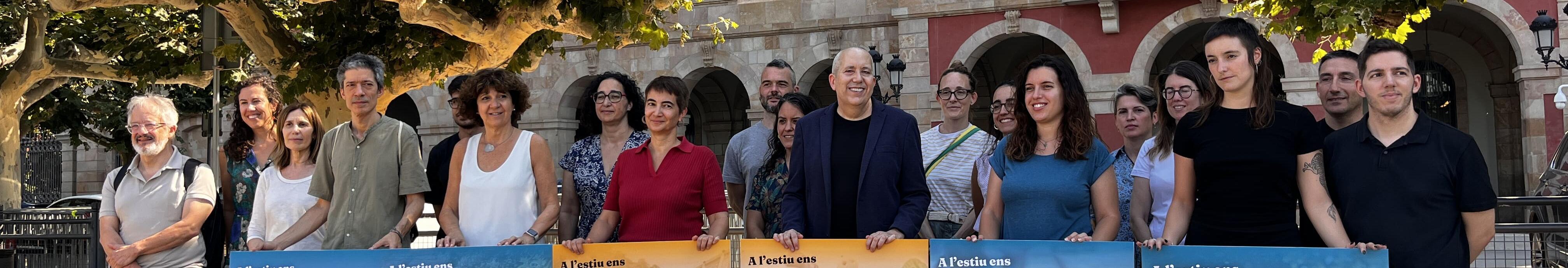 Una representació de les entitats impulsores del manifest 'A l'estiu ens hi juguem molt', davant del Parlament de Catalunya