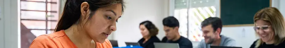 Imatge del procés de regularització extraordinària a Càritas Barcelona