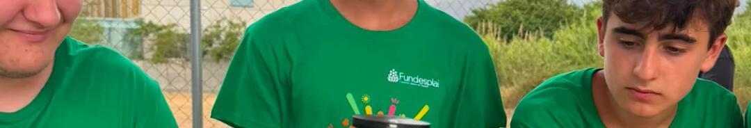 Joves al camp tecnològic de drons de Fundesplai