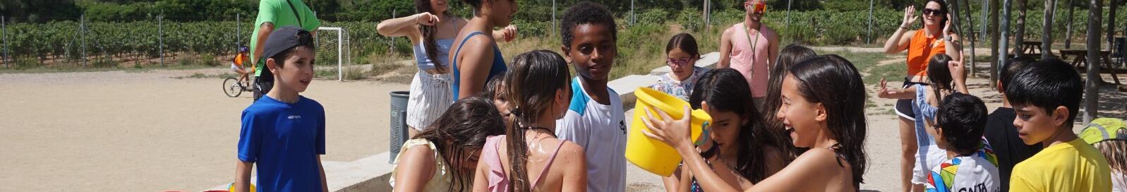 Imatge d'un grup d'infants a una activitat de lleure educatiu de la Fundació Pere Tarrés