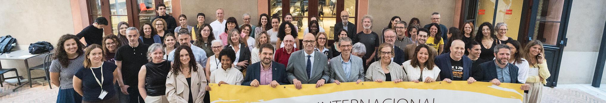 Imatge grupal del Dia Internacional Contra la Pobresa en motiu del Debat Catalunya Social 2026