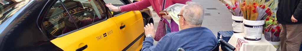 Imatge d'una persona en cadira de rodes agafant un taxi