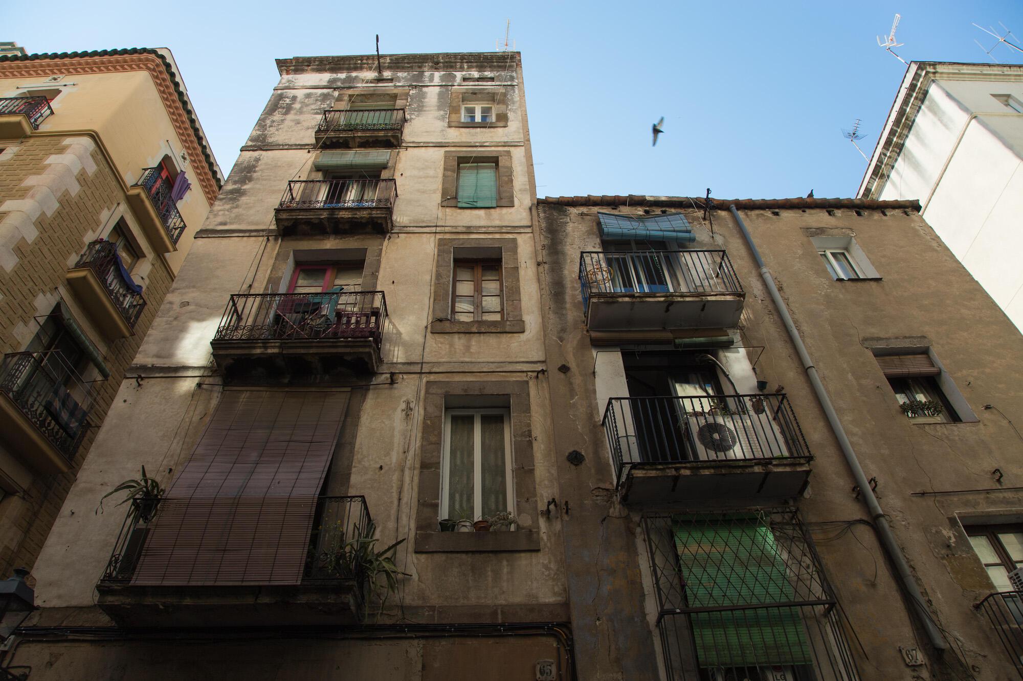 Imatge dos blocs d'habitatges antics a Barcelona
