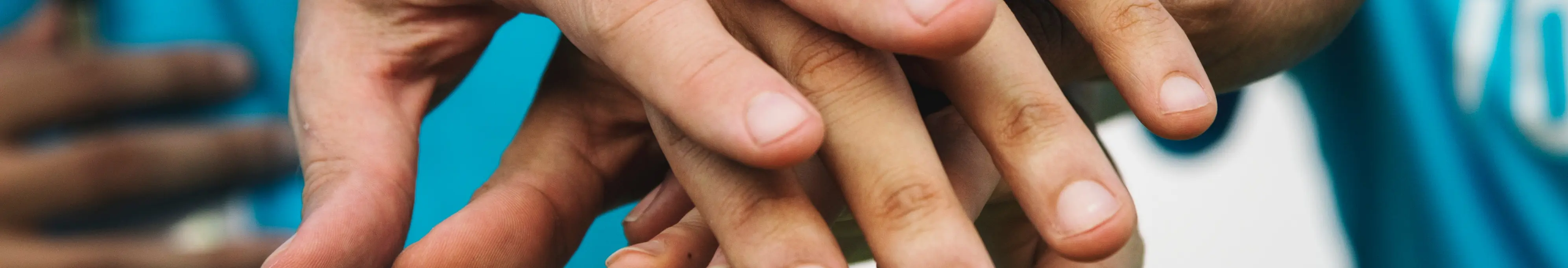 Persones voluntàries juntant mans