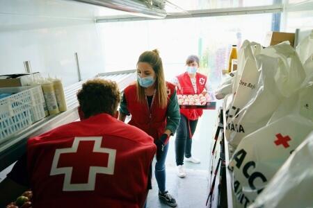 imatge de professionals de Creu Roja preparant repartiment de material